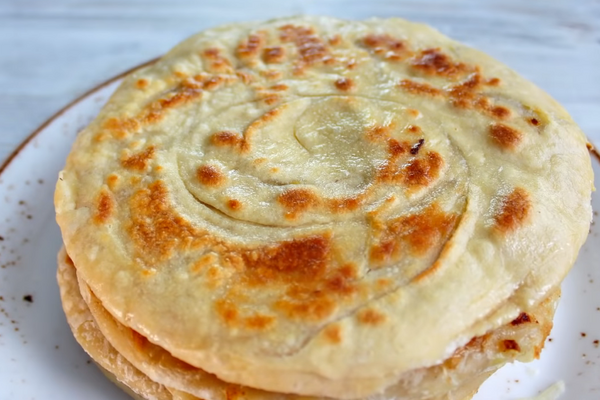 Катлама із цибулею на сковороді
