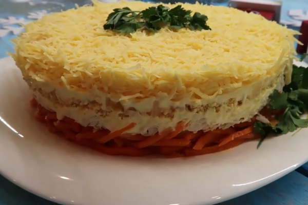 Багатошаровий салат з куркою та ананасом