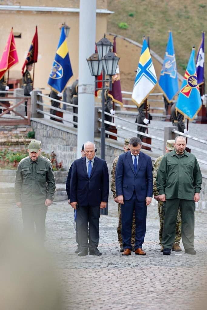 Borrell przybył do Kijowa i wraz z Zeleńskim uhonorował ukraińskich bohaterów. Zdjęcie