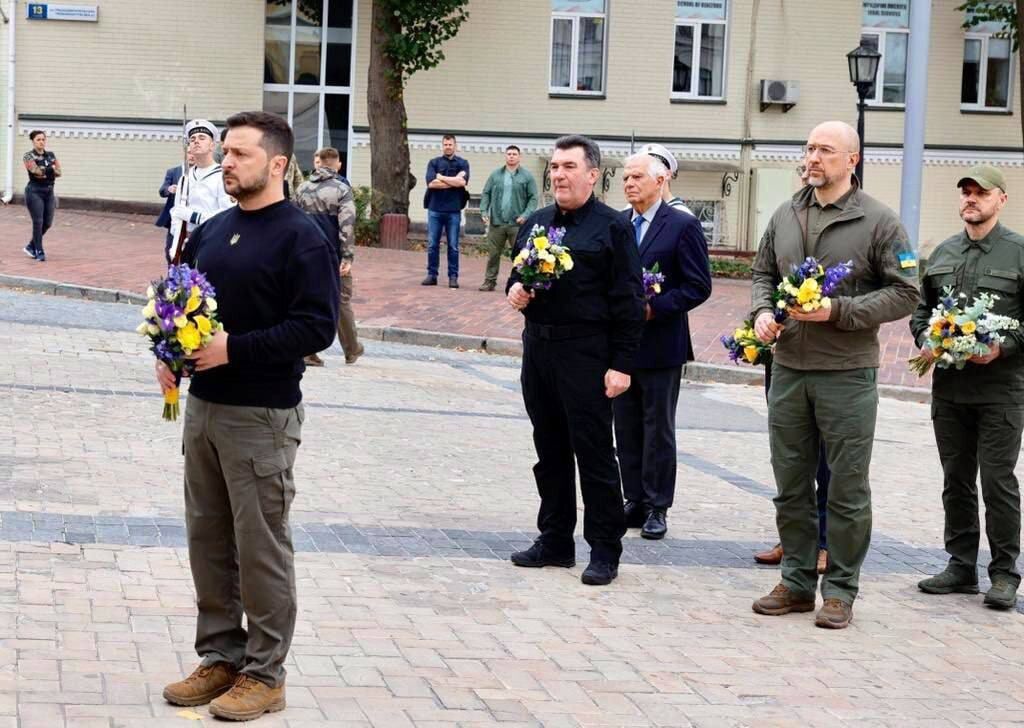 Borrell arrived in Kyiv and together with Zelensky honored Ukrainian heroes. Photo
