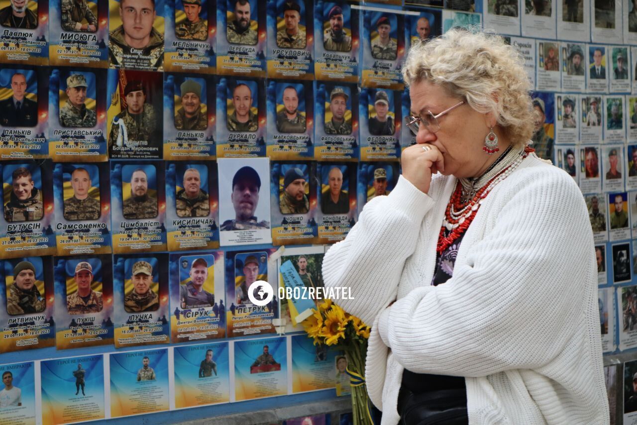 Ukrainians came to St. Michael's Monastery in Kyiv to honor the memory of the fallen soldiers. Photo