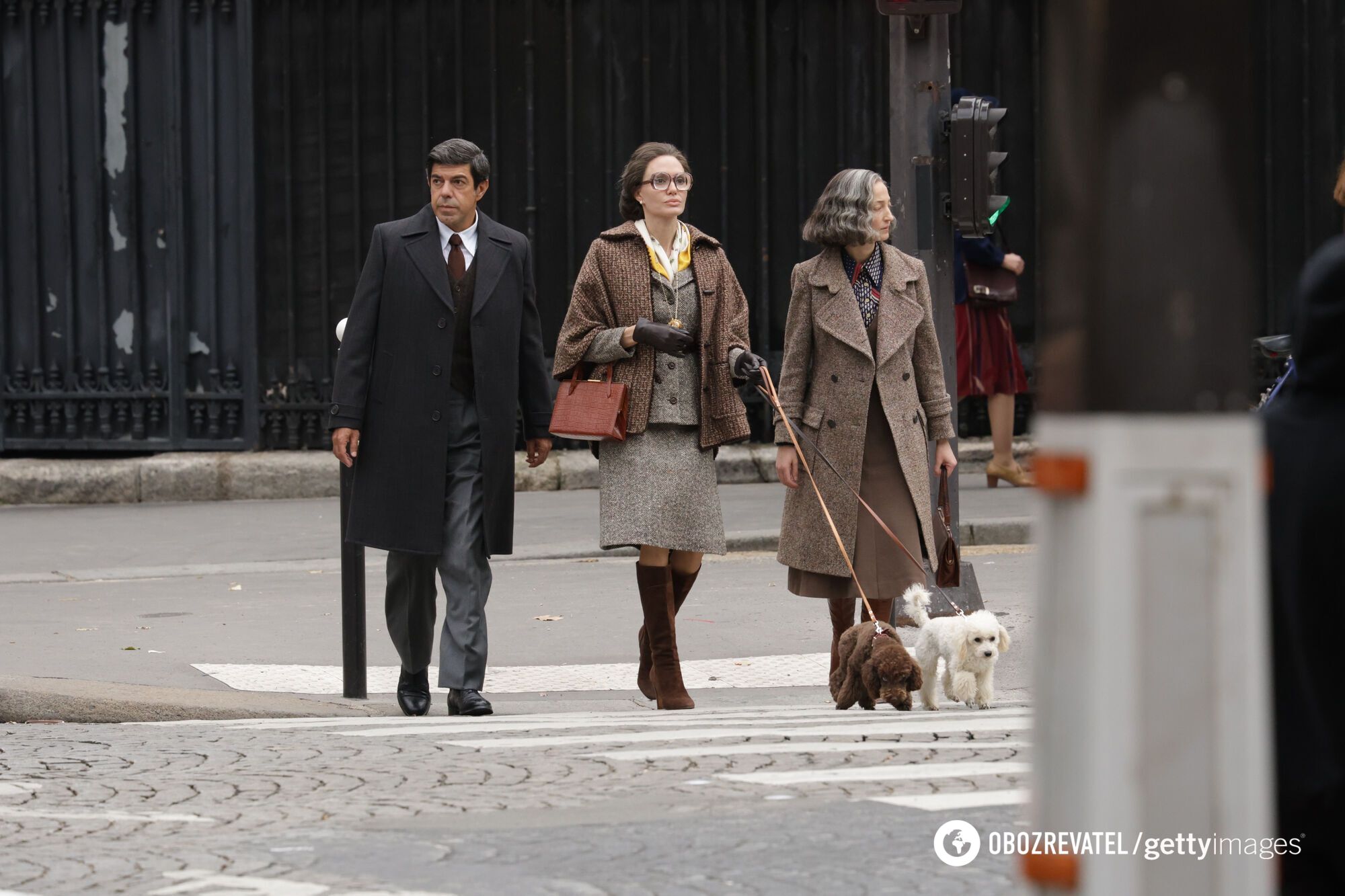 W grubych okularach i staromodnych ubraniach: Jolie została zauważona w Paryżu w nowej stylizacji. Zdjęcie