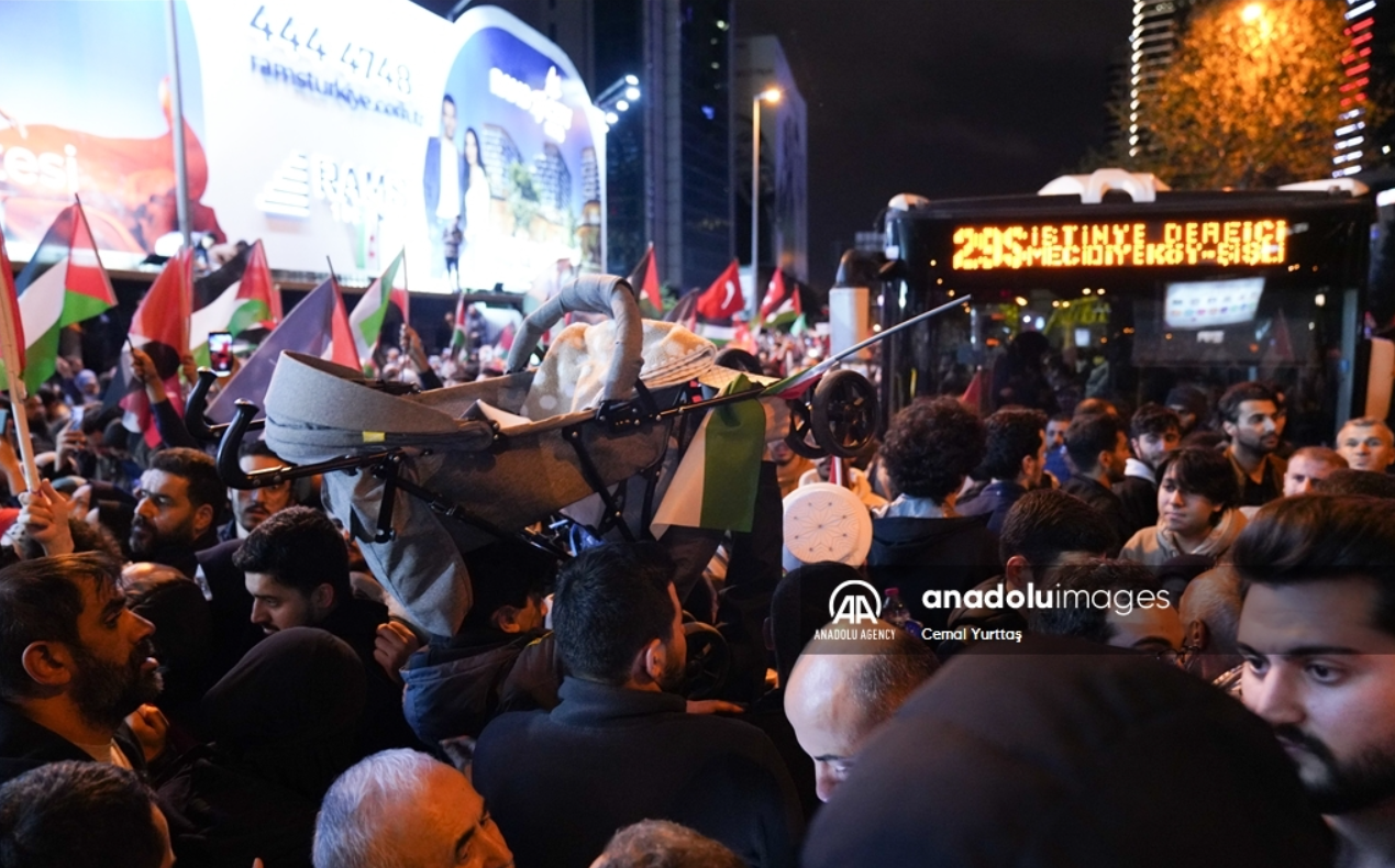 Clashes with police occur after pro-Palestine protesters attack Israeli embassy in Istanbul. Photo and video