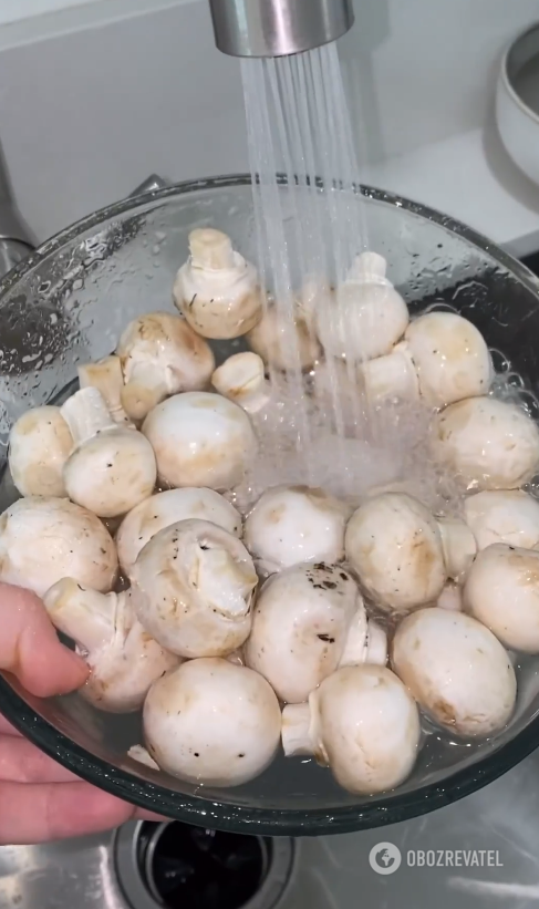 Marinated champignons in 7 minutes: how to make a quick and effective appetizer