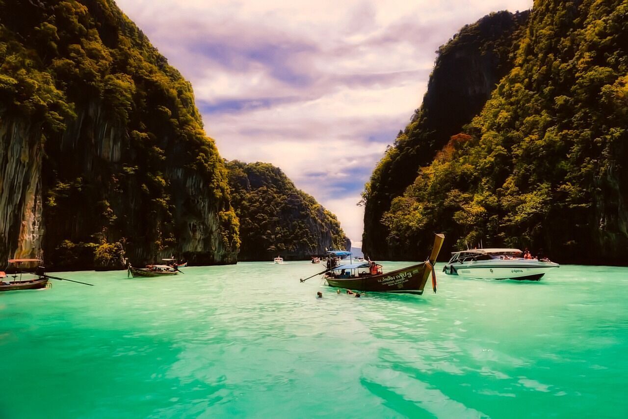 When is the best time to fly to Thailand and features of the fall vacation