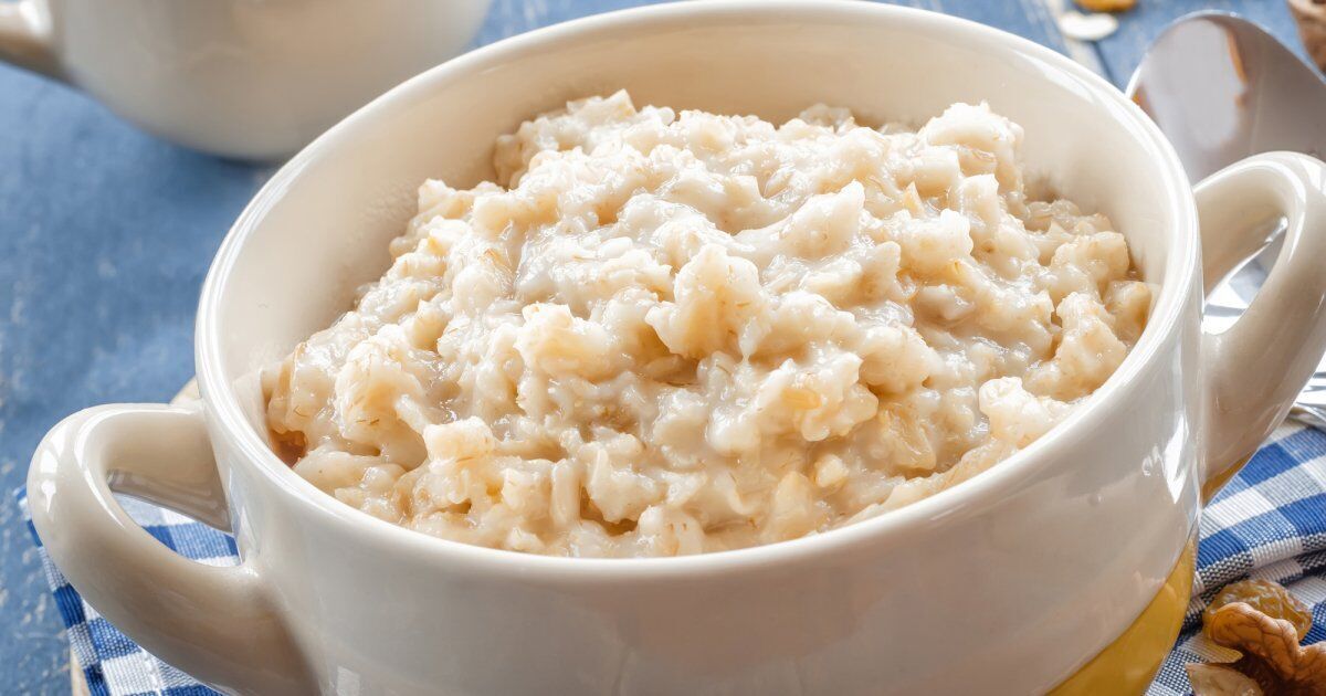 Delicious oatmeal with honey