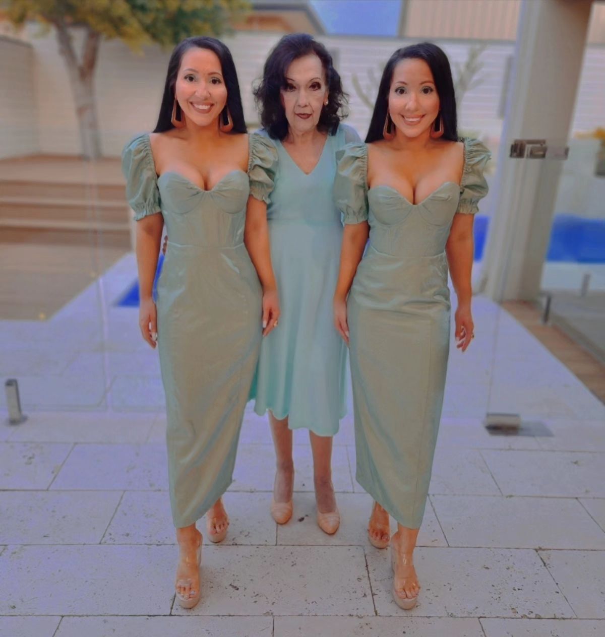 The ''most identical twins in the world'' who married the same man showed their mother. Photo