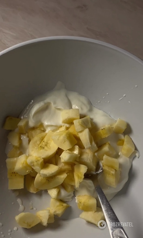 Jak ugotować pożywne śniadanie w 5 minut: elementarne ciasto z kaszy manny z owocami w piekarniku