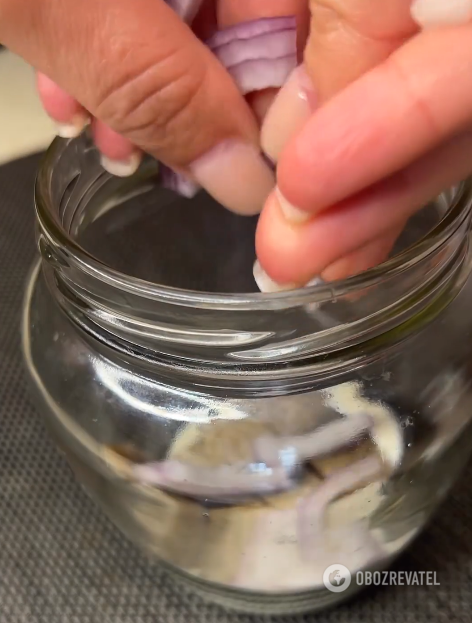Polish-style herring for sandwiches: marinated in sour cream