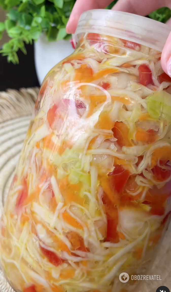 Crispy sauerkraut with sweet peppers, carrots and onions: can be eaten after 24 hours