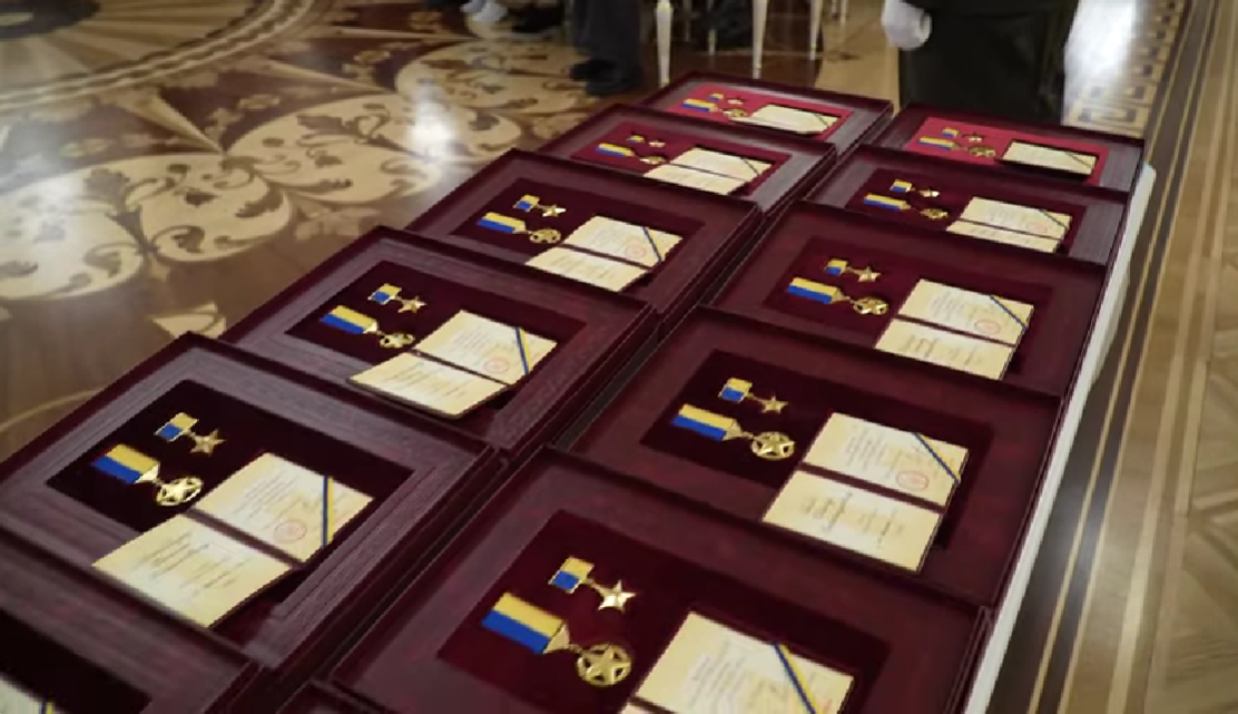 ''Nigdy nie zostaną zapomniani'': Zełenski wręcza tytuł Bohatera Ukrainy 21 poległym żołnierzom. Wideo