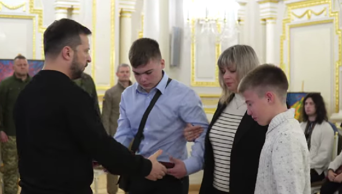 ''Nigdy nie zostaną zapomniani'': Zełenski wręcza tytuł Bohatera Ukrainy 21 poległym żołnierzom. Wideo