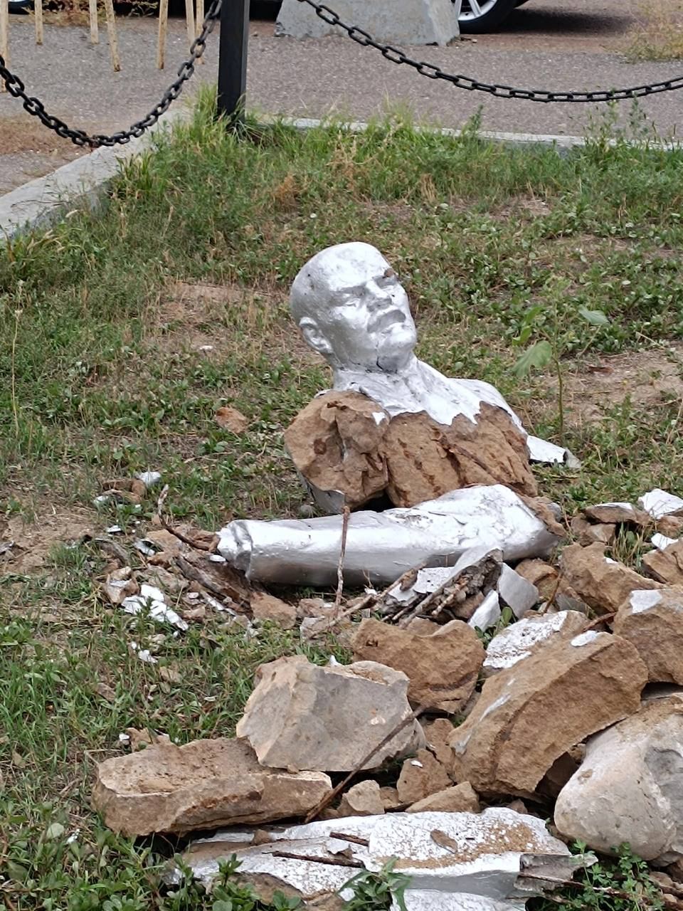 People's decommunization: in Astrakhan, Russia, unknown persons demolished a monument to Lenin. Photo