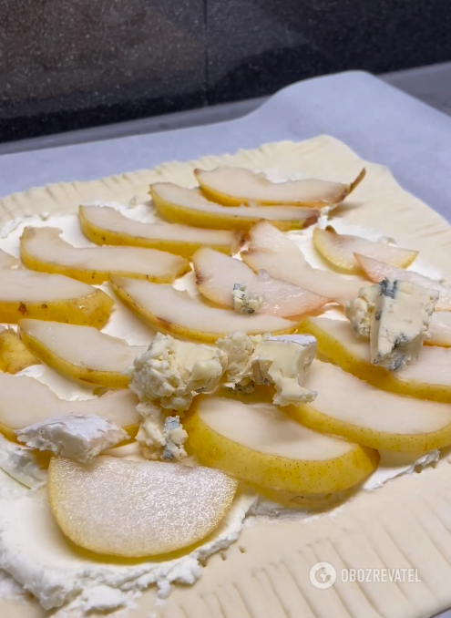 Crispy appetizer with pear and cheese on puff pastry: perfect for wine