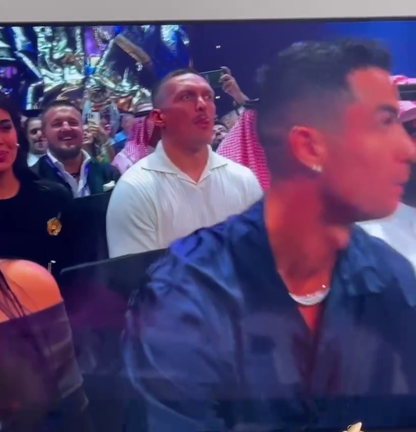 Ronaldo was bend down for Usyk. An unexpected moment from the Fury - Ngannou fight was broadcast live. Video