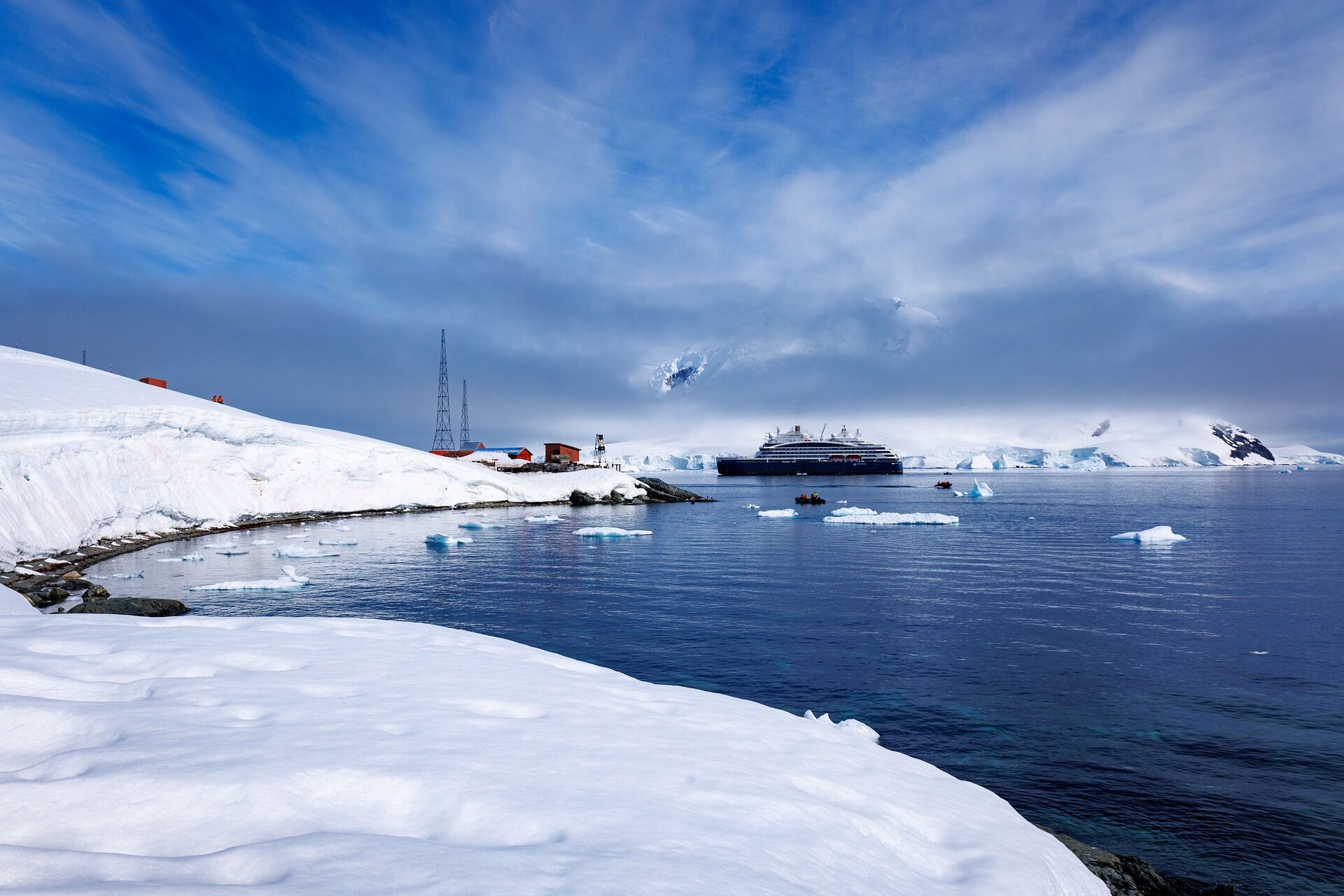 Journey to the edge of the world: what is interesting Antarctica and is it possible for a tourist to get there?