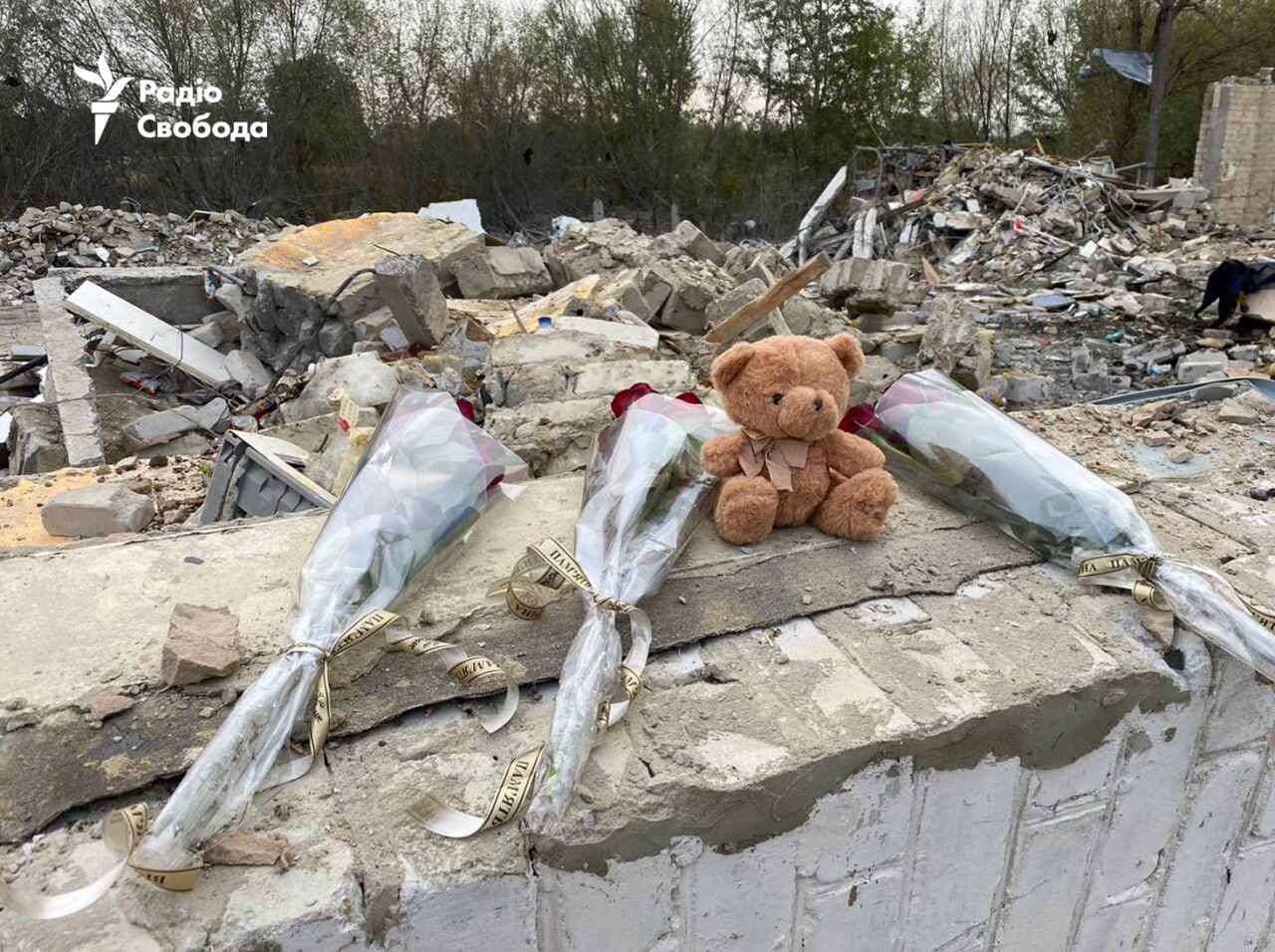: r''There is a coffin in every house''esident of Hroza tells about the tragedy, flowers are brought to the site of the Russian strike. Photos and videos