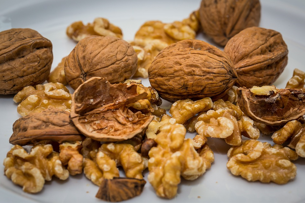 How to quickly peel walnuts