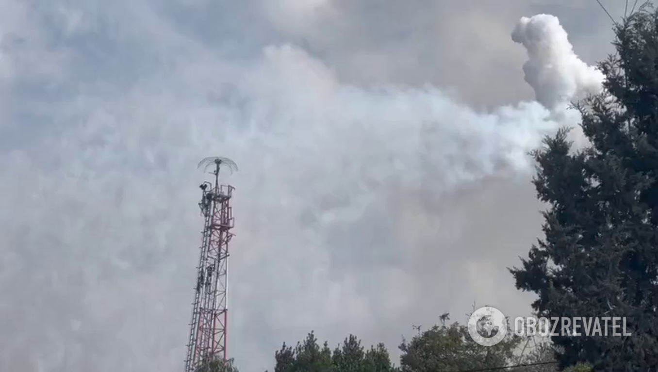 Dym na niebie po eksplozji