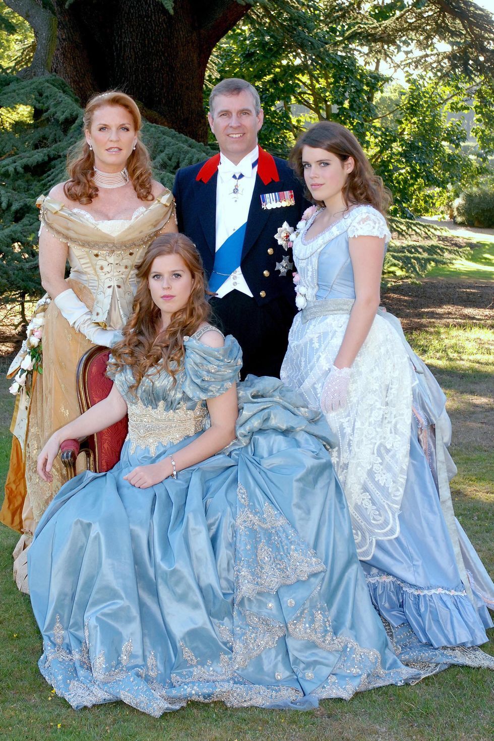 Kate Middleton jako wampir i księżna Beatrice jako kot. 15 zdjęć członków rodziny królewskiej, które cię zaskoczą