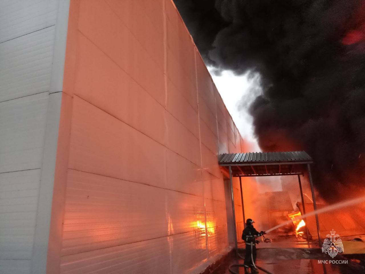 Powerful fire breaks out in Moscow region, with black smoke billowing from warehouses. Video