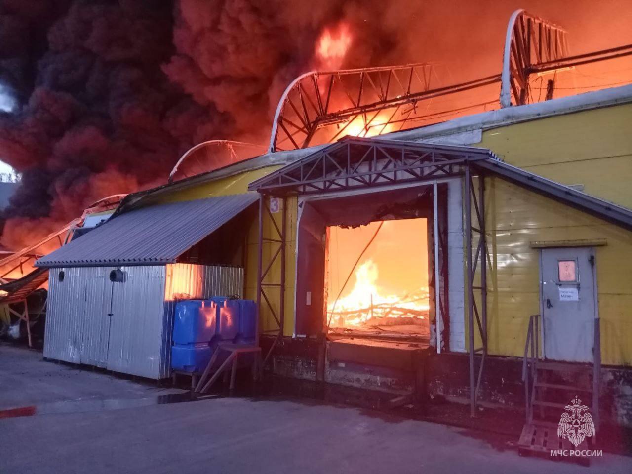 Powerful fire breaks out in Moscow region, with black smoke billowing from warehouses. Video