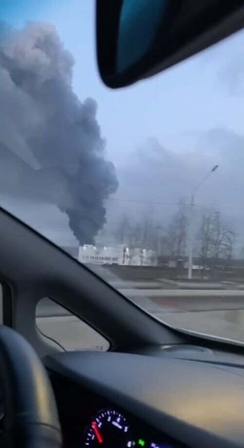 W magazynie w regionie moskiewskim wybuchł potężny pożar, z którego wydobywał się czarny dym. Wideo.