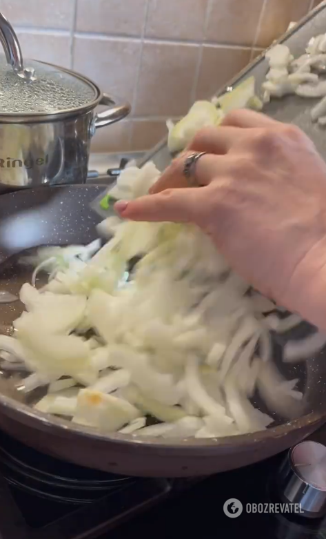Elementarna pasta ze smażonej cebuli: gotowa w kilka minut