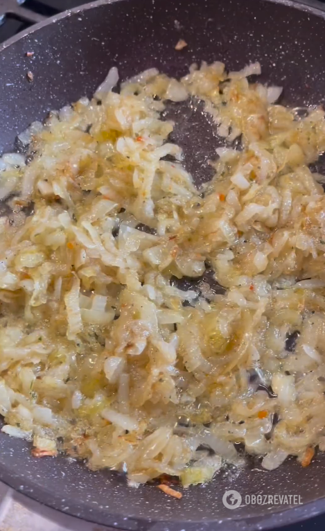 Elementarna pasta ze smażonej cebuli: gotowa w kilka minut