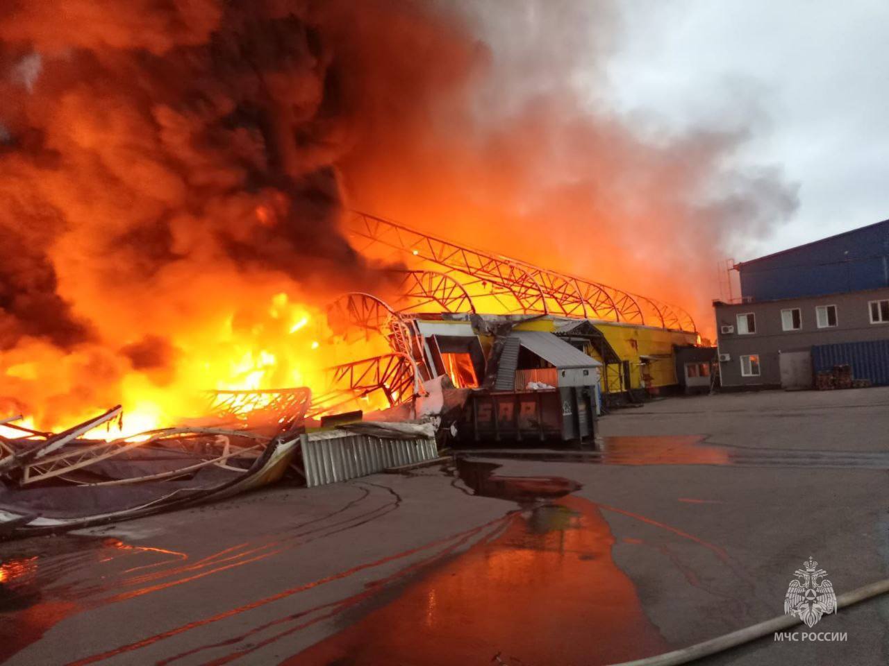 Powerful fire breaks out in Moscow region, with black smoke billowing from warehouses. Video