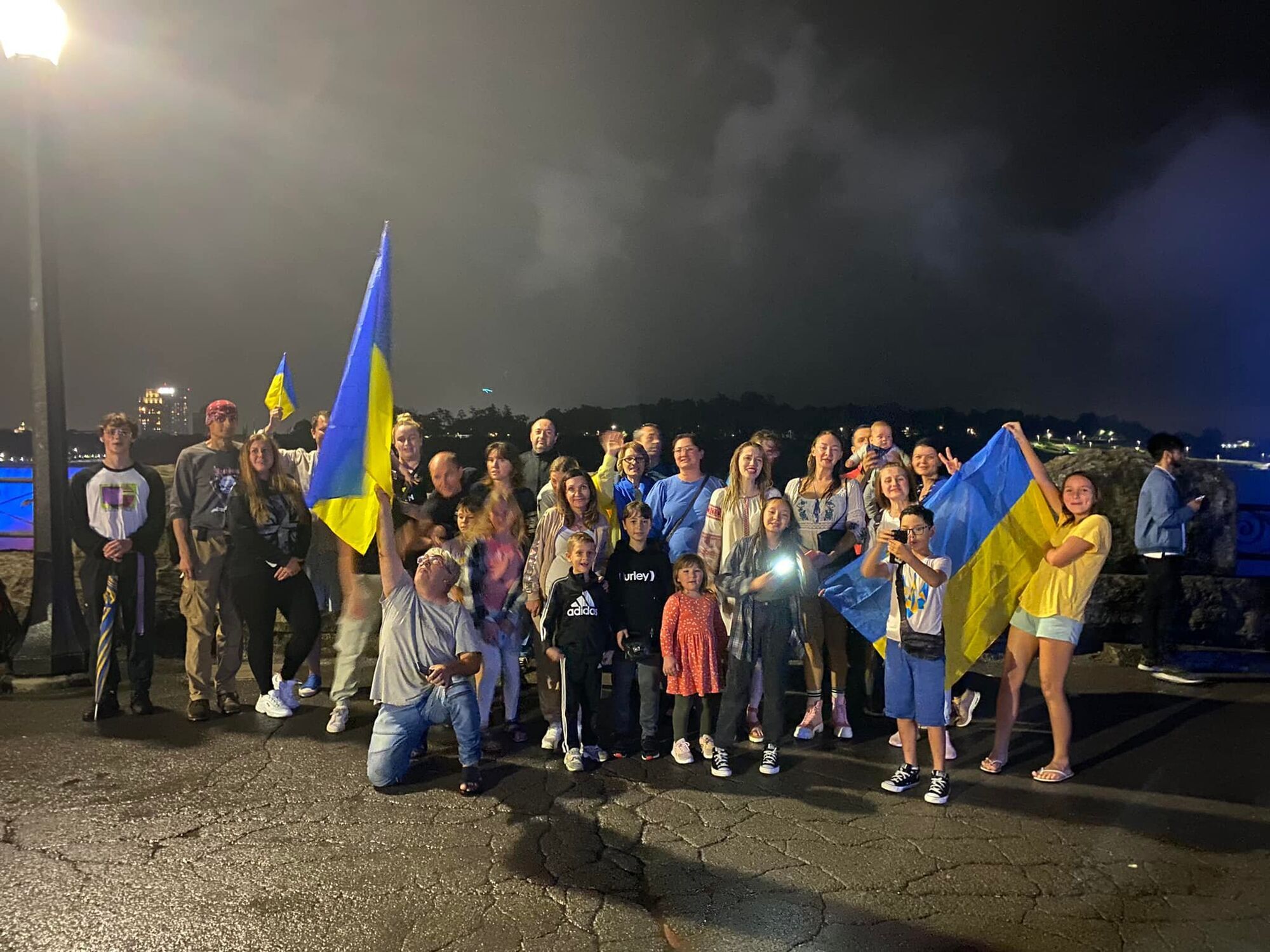 Ukrainians approach Niagara with blue and yellow banners