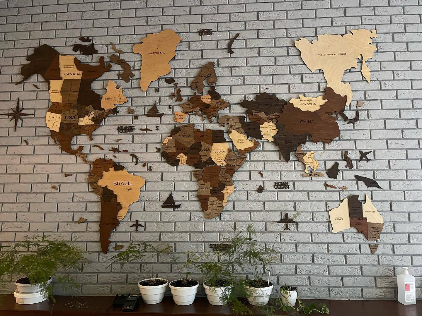 A wooden map of the world without Russia was hung in the Odesa restaurant Benedict