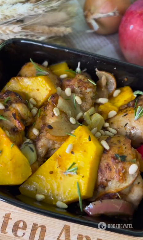 What to bake chicken thighs with to make them juicy: the flavor will surprise you 