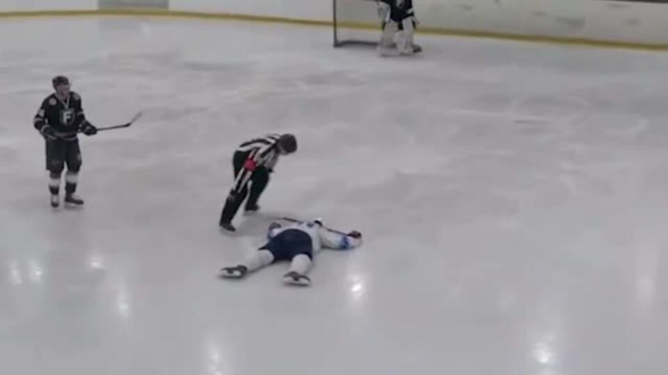 A hockey player died during a match in Moscow