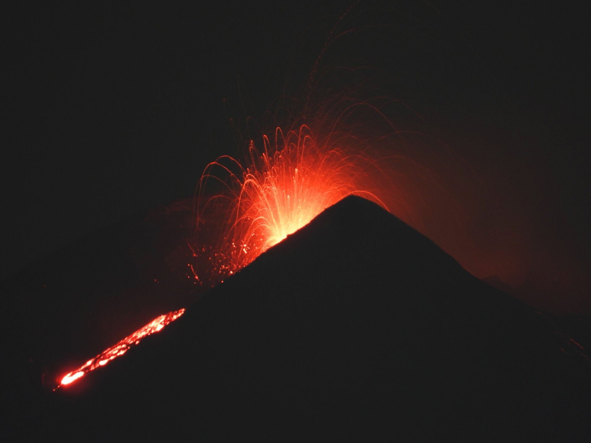 Mount Etna erupted in Sicily: spectacular photos and videos have appeared