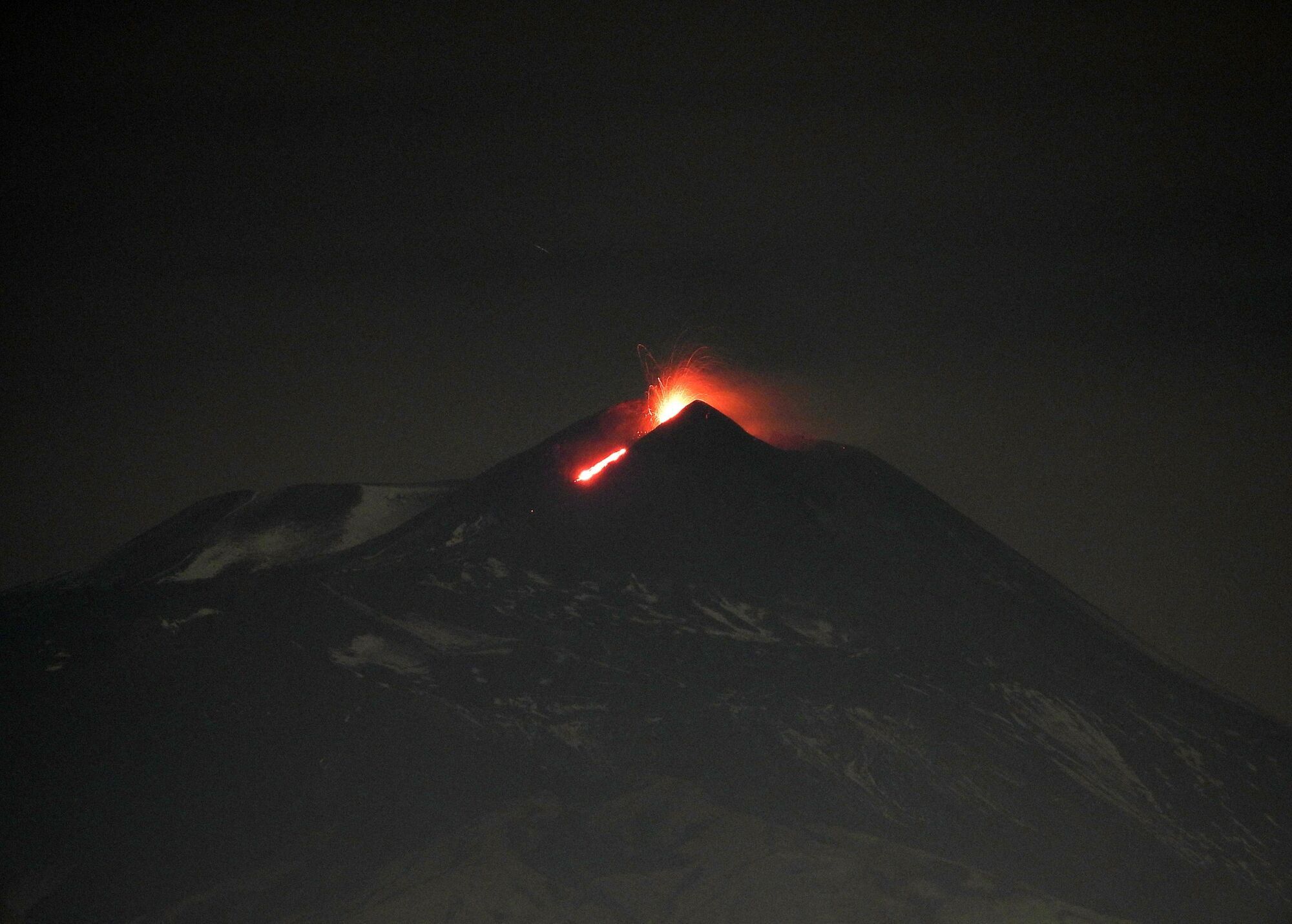 Mount Etna erupted in Sicily: spectacular photos and videos have appeared