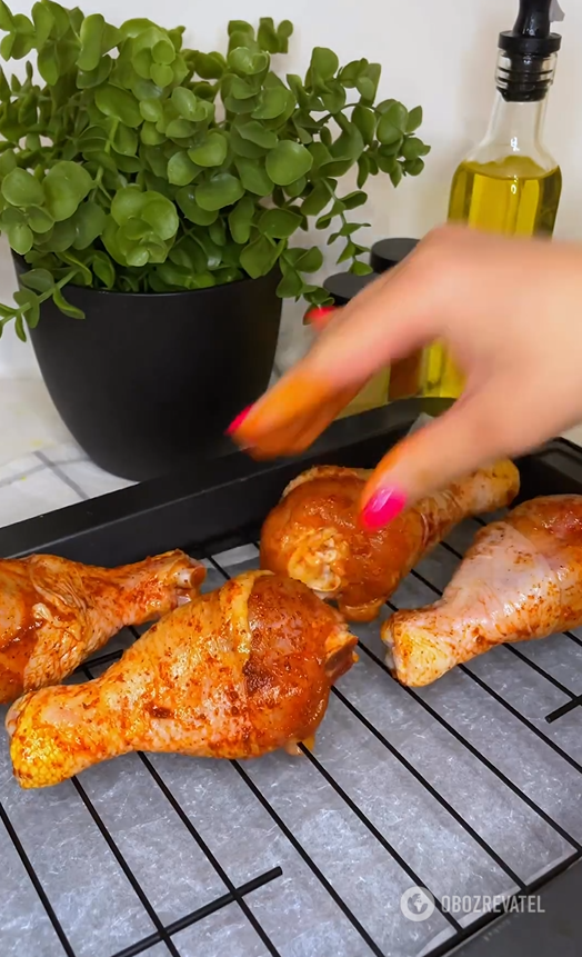 Crispy and golden chicken drumsticks in the oven: cook for 25 minutes