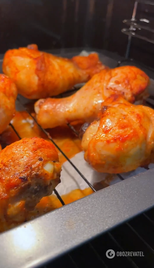Crispy and golden chicken drumsticks in the oven: cook for 25 minutes