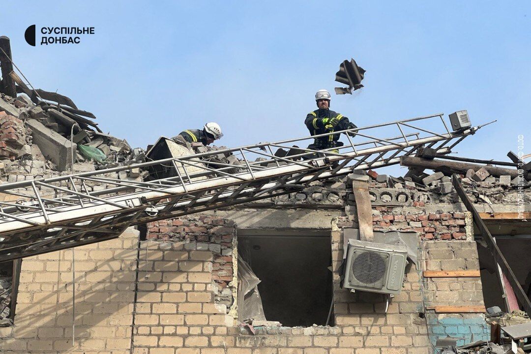 Occupants hit a multi-storey building in Selydove, causing destruction and 2 casualties: 5 people were rescued. Photo