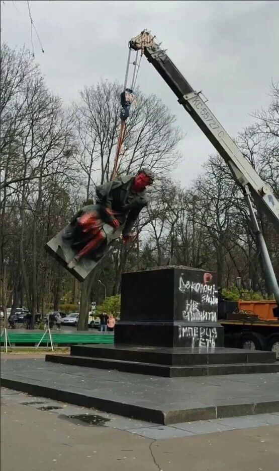 In Kyiv, they dismantled the monument to Pushkin: details are known. Photos and videos