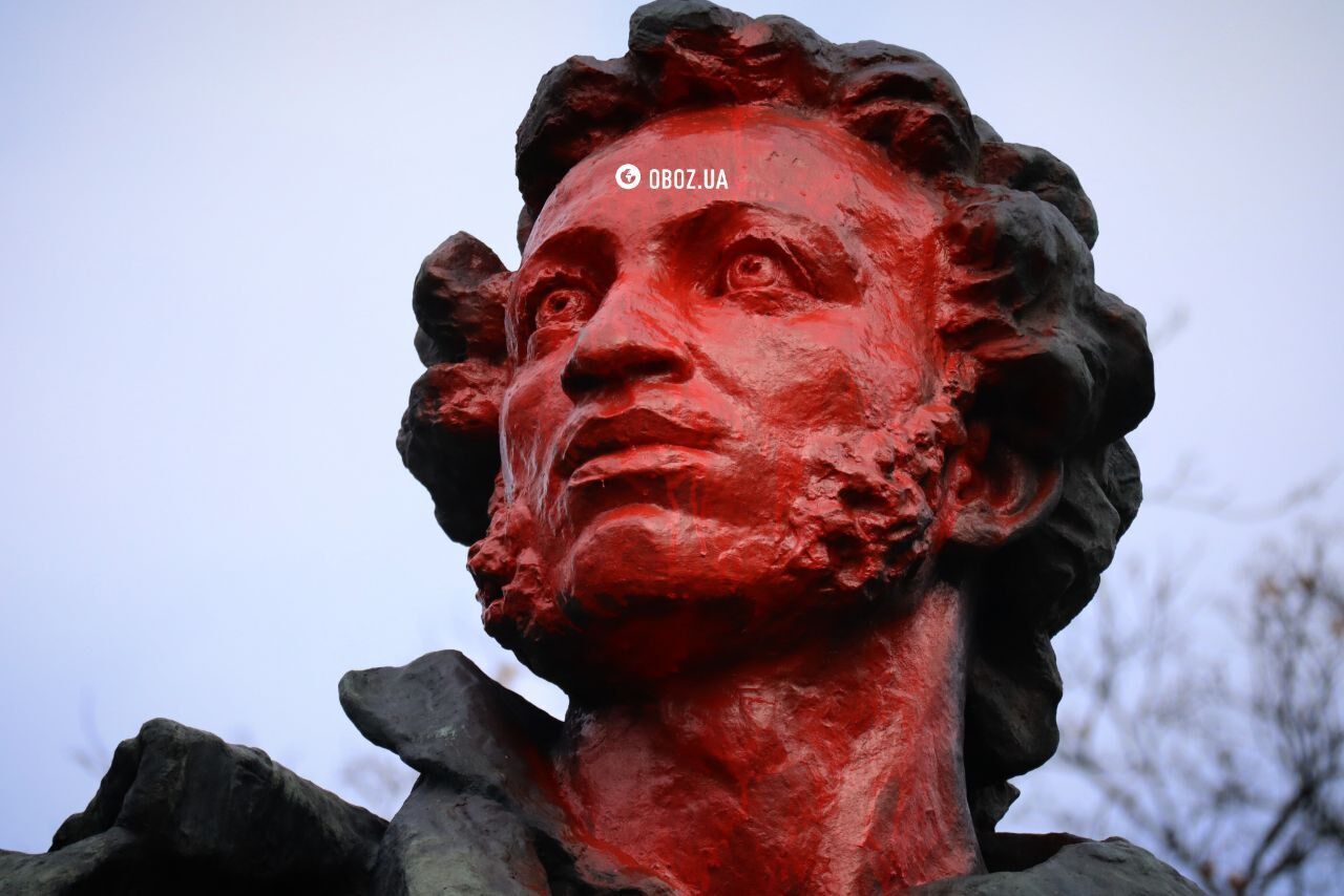 In Kyiv, they dismantled the monument to Pushkin: details are known. Photos and videos