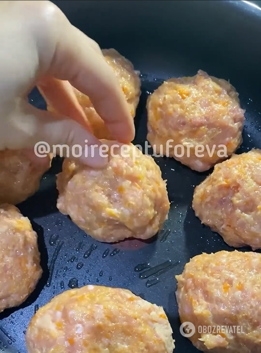 How to cook steamed cutlets in a frying pan: children will love them
