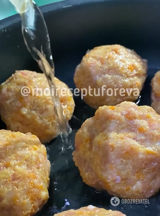 How to cook steamed cutlets in a frying pan: children will love them