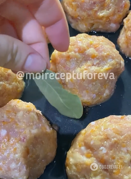 How to cook steamed cutlets in a frying pan: children will love them