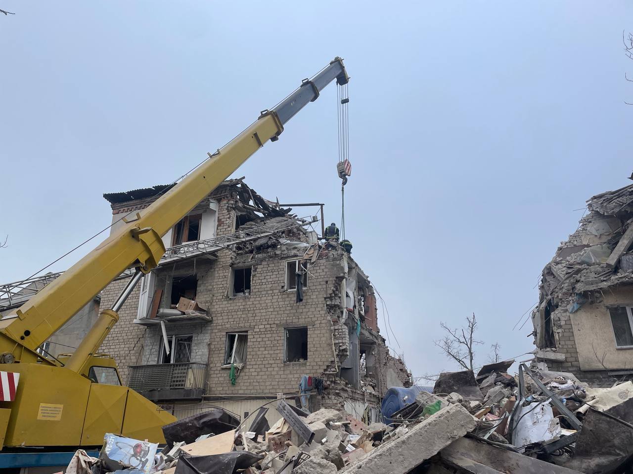 The rubble from the Russian missile strike on Selydove has been cleared: two more victims have been pulled out of the rubble. Photos.