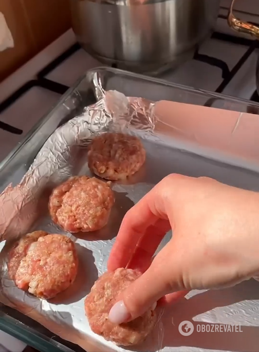 Juicy cutlets with mushrooms for lunch: how to cook