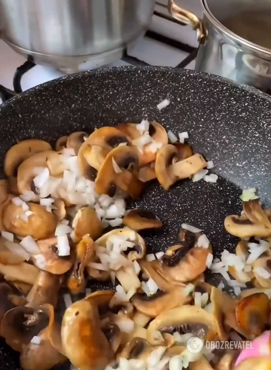 Juicy cutlets with mushrooms for lunch: how to cook