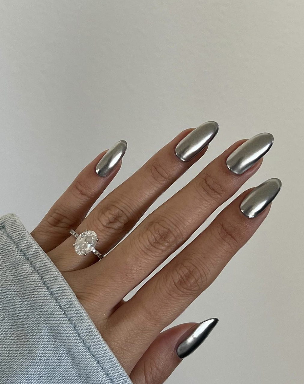 Chrome nails are back in trend