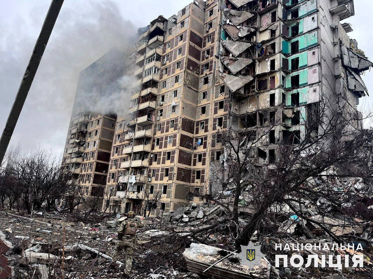 Wrogi pocisk S-300 trafia w wieżowiec w Nowohrodiwce w obwodzie donieckim: jedna osoba ranna