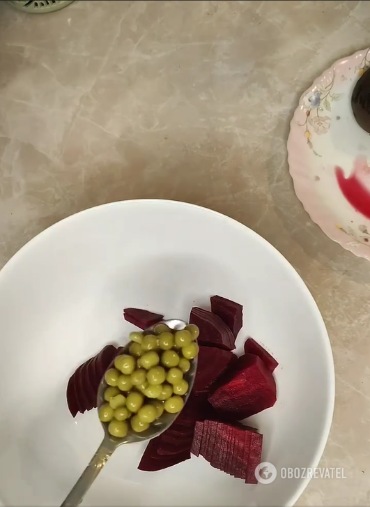 Light salad with beets and green peas: prepared without mayonnaise